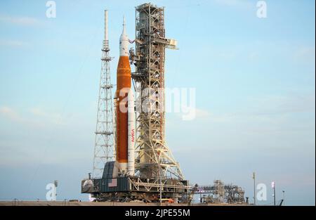 Florida, USA. 16. August 2022. Artemis: NASA bereitet Riesenmondrakete für Jungfernflug vor. Die NASA-Rakete Space Launch System (SLS) mit der Orion-Sonde an Bord wird auf einem mobilen Trägerrakete auf der Launch Pad 39B, 17. AUGUST 2022, gesehen, nachdem sie auf die Startrampe im Kennedy Space Center der NASA in Florida ausgerollt wurde. Die Artemis I-Mission der NASA ist der erste integrierte Test der Tiefenraumexplorationssysteme der Agentur: Die Raumsonde Orion, die SLS-Rakete und die unterstützenden Bodensysteme. 17. August 2022 Quelle: NASA/Joel Kowsky / Alamy Live News via Digitaleye Quelle: J Marshall - Tribaleye Images/Alamy L Stockfoto
