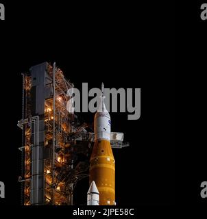 Florida, USA. 16. August 2022. Artemis: NASA bereitet Riesenmondrakete für Jungfernflug vor. . Die NASA-Rakete Space Launch System (SLS) mit der Orion-Sonde an Bord wird auf einem mobilen Trägerrakete gesehen, während der Zugangsarm der Besatzung in Position geschwenkt wird, um am 16. AUGUST 2022 im Kennedy Space Center der NASA in Florida zum Launch Pad 39B zu gelangen. Die Artemis I-Mission der NASA ist der erste integrierte Test der Tiefenraumexplorationssysteme der Agentur: Die Raumsonde Orion, die SLS-Rakete und die unterstützenden Bodensysteme. 16. August 2022 Quelle: NASA/Joel Kowsky / Alamy Live News via Digitaleye Quelle: J Marshall - Tribale Stockfoto