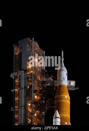 Florida, USA. 16. August 2022. Artemis: NASA bereitet Riesenmondrakete für Jungfernflug vor. . Die NASA-Rakete Space Launch System (SLS) mit der Orion-Sonde an Bord wird auf einem mobilen Trägerrakete gesehen, während der Zugangsarm der Besatzung in Position geschwenkt wird, um am 16. AUGUST 2022 im Kennedy Space Center der NASA in Florida zum Launch Pad 39B zu gelangen. Die Artemis I-Mission der NASA ist der erste integrierte Test der Tiefenraumexplorationssysteme der Agentur: Die Raumsonde Orion, die SLS-Rakete und die unterstützenden Bodensysteme. 16. August 2022 Quelle: NASA/Joel Kowsky / Alamy Live News via Digitaleye Quelle: J Marshall - Tribale Stockfoto
