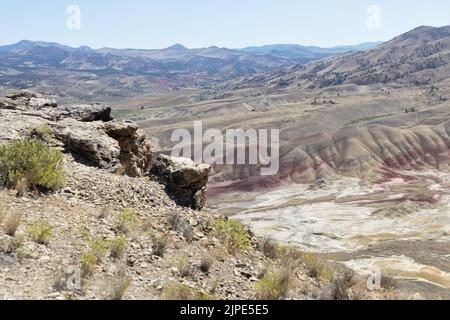 Blick vom Gipfel des Carroll Rim Trail auf Painted Hills am John Day Fossil Beds National Monument im Osten von Oregon, USA. Stockfoto