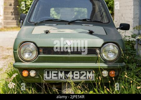 Llangollen Wales vereinigtes Königreich Juli 16 2022 Vorderansicht Reliant Robin Fiberglas kleines dreirädrige Auto, hergestellt von der Reliant Motor Company Stockfoto