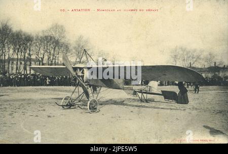 Vintage-Schwarz-Weiß-Postkarte aus dem frühen 20. Jahrhundert mit einem Foto einer frühen Flugshow - Pilot im Eindecker bereit zum Start - Luftfahrtgeschichte um 1910 - 1915 Stockfoto