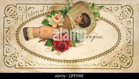 Ein ZEICHEN DER LIEBE - viktorianische Vintage-Postkarte aus dem späten 19.. Oder frühen 20.. Jahrhundert mit farbiger Darstellung von Rosen in der Hand und einem Papierfächer mit Kinderporträt darauf - floral - um 188s0 - 1900s Stockfoto