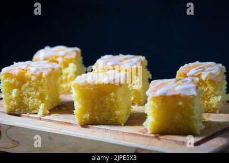 Kleine Stücke Zitrone Nieselkuchen auf einem Teller Stockfoto