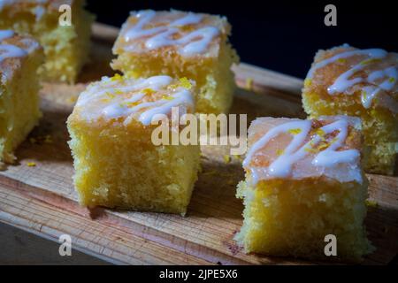 Frische Zitrone träufeln Kuchen auf einer Platte Stockfoto