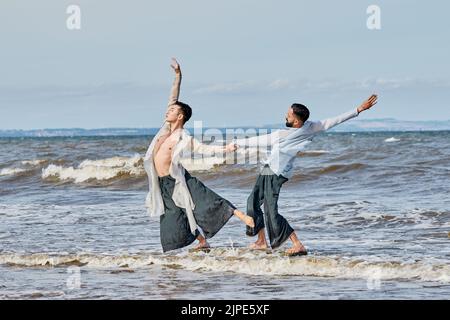 Edinburgh Schottland, Großbritannien 17. August 2022. Samsara-Darsteller tanzen vor der Vorstellung des Edinburgh International Festival im Lyceum Theatre für Fotografen am Portobello Beach. Credit sst/alamy live News Stockfoto