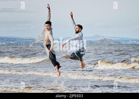 Edinburgh Schottland, Großbritannien 17. August 2022. Samsara-Darsteller tanzen vor der Vorstellung des Edinburgh International Festival im Lyceum Theatre für Fotografen am Portobello Beach. Credit sst/alamy live News Stockfoto