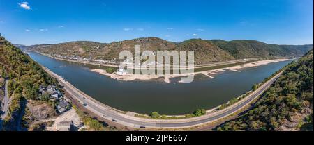 Drohnenpanorama über den Rhein bei Kaub bei extrem niedrigem Wasser Stockfoto