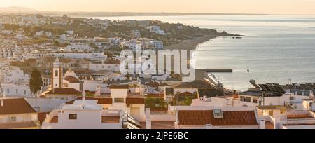 Sonnenaufgang über dem Ferienort Albufeira in der Provinz Algarve, Südportugal Stockfoto