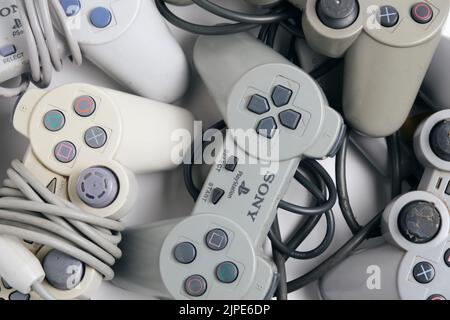 Kostanay, Kasachstan 2022. Alte Gamepads für die Sony playstation-Spielkonsole im Retro-Design Stockfoto