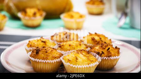 Typische Süßigkeit aus Brasilien und Portugal, genannt Queijadinha oder Queijada. Hausgemachtes Dessert, Gebäck aus der Bäckerei oder traditionelle Süßwaren Stockfoto