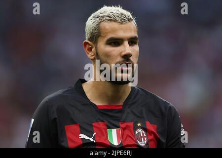 Mailand, Italien, 13.. August 2022. Theo Hernandez vom AC Mailand schaut während des Serie-A-Spiels bei Giuseppe Meazza, Mailand, auf. Bildnachweis sollte lauten: Jonathan Moscrop / Sportimage Stockfoto