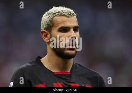Mailand, Italien, 13.. August 2022. Theo Hernandez vom AC Mailand schaut während des Serie-A-Spiels bei Giuseppe Meazza, Mailand, auf. Bildnachweis sollte lauten: Jonathan Moscrop / Sportimage Stockfoto