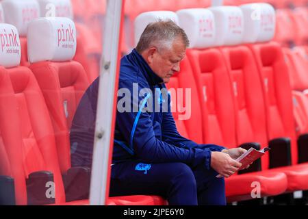 Stoke on Trent, Großbritannien. 17. August 2022. Chris Wilder, der Middlesbrough-Manager, liest das Spieltagsprogramm am 8/17/2022 in Stoke-on-Trent, Großbritannien, vor dem Spiel in der ausgegraben. (Foto von Conor Molloy/News Images/Sipa USA) Quelle: SIPA USA/Alamy Live News Stockfoto