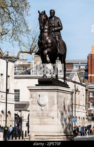 Earl Haig Memorial, bronzene Reiterstatue des Kommandanten der britischen Westfront Douglas Haig, 1. Earl Haig in Whitehall, Westminster, London, Großbritannien Stockfoto