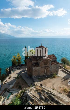 Die orthodoxe Kirche Saint John at Kaneo liegt auf einer Klippe, von oben gesehen, mit Blick auf den Ohridsee, Nord-Mazedonien Stockfoto