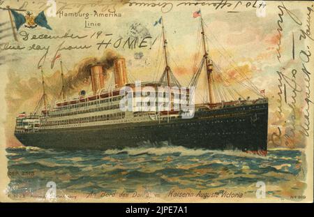 Vintage 20. Jahrhundert farbige Postkarte des RMS - Royal Mail Steamer - Kaiserin Auguste Victoria of the Hamburg America Linie und Teil der Cunard Shipping Line von Ozeanlinern und Passagierdampfer - nach dem Krieg WW1 war Verwendet von der US-amerikanischen Reederei, um amerikanische Soldaten zurückzuholen - später an den kanadischen Pazifik verkauft und wurde Umbenannt in Empress of Scotland - im Dienst von 1906 - 1931 Stockfoto