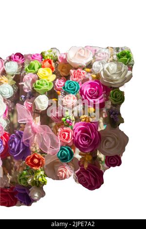 Gefälschte Blumen aus Papier und Stoff. Einrichtung für Hochzeiten und Beerdigungen. Stockfoto