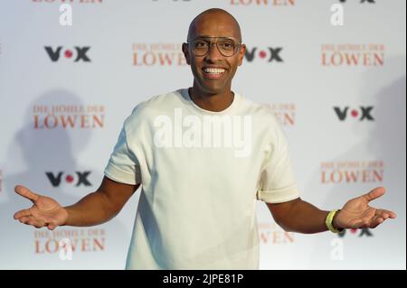 Köln, Deutschland. 17. August 2022. Der Moderator Amiaz Habtu kommt zur Vorführung der neuen Staffel 'die Höhle der Löwen'. Quelle: Henning Kaiser/dpa/Alamy Live News Stockfoto