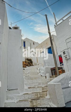 Eine schmale Straße und Treppen hinauf zu weiß getünchten Häusern, Serifos Island, Griechenland Stockfoto