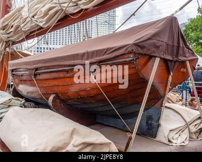 NEW ORLEANS, LA, USA - 21. APRIL 2018: Ein hölzernes Lebensboot auf einem historischen Segelschiff, das zur Dreihundertjahrfeier in New Orleans angedockt ist Stockfoto