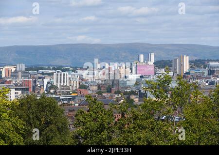 Glasgow, Schottland, Großbritannien. August 2022. Ein Blick auf das ikonische pinkfarbene Schild „People Make Glasgow“ im Stadtzentrum von Glasgow und die Campsie Hills im Hintergrund. Stockfoto