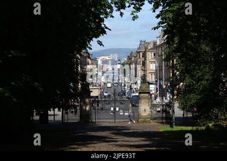 Glasgow, Schottland, Großbritannien. 17., August 2022. Wetter in Glasgow. Warme Sonne ersetzte den Regen der letzten Tage. Blick auf die helle, sonnige Victoria Road, die zum Stadtzentrum von Glasgow führt. Stockfoto