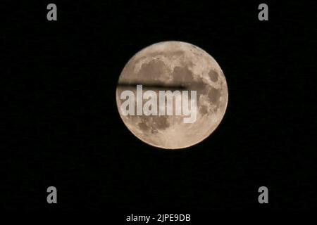 London, Großbritannien. 11. August 2022. Der Vollmond von August ist auch als Sturgeon Moon bekannt und wird in London gesehen. (Foto von Dinendra Haria /SOPA Images/Sipa USA) Quelle: SIPA USA/Alamy Live News Stockfoto