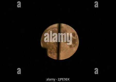 London, Großbritannien. 11. August 2022. Der Vollmond von August ist auch als Sturgeon Moon bekannt und wird in London gesehen. (Foto von Dinendra Haria /SOPA Images/Sipa USA) Quelle: SIPA USA/Alamy Live News Stockfoto