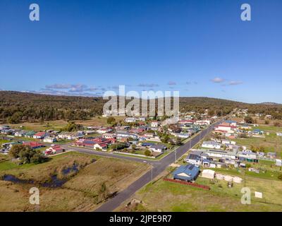 Ein Panoramablick auf Emmaville Stadt auf einem Waldgrund, Australien Stockfoto