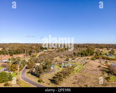 Ein Panoramablick auf Emmaville Stadt mit Autobahn, Australien Stockfoto