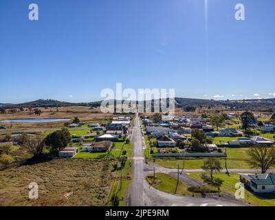 Ein Panoramablick auf Emmaville Stadt mit der Autobahn in der Mitte Stockfoto