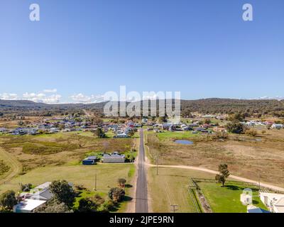 Ein Panoramablick auf Emmaville Stadt mit der Autobahn in der Mitte Stockfoto