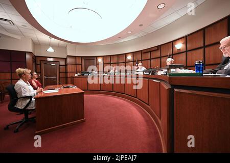 Emporia, Kansas, USA. 17. August 2022. Tammy Vopat (White Top) und Amy Jackson, die stellvertretende Bezirksbeamtin von Lyon, berichten am 17. August 2022 an den Verwaltungsrat der Kommissionsmitglieder von Lyon County in Emporia, Kansas, über die Ergebnisse der Stimmabgabe, die von der Verfassungsänderung berichtet wurde. Die Neuauszählung wurde gezwungen, nachdem zwei Privatbürger angeboten hatten, $120.000 Gebühren für die Neuauszählung zu zahlen.Kredit: Mark Reinstein/Media Punch/Alamy Live News Stockfoto