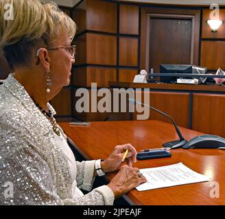 Emporia, Kansas, USA. 17. August 2022. Tammy Vopat (White Top) und Amy Jackson, die stellvertretende Bezirksbeamtin von Lyon, berichten am 17. August 2022 an den Verwaltungsrat der Kommissionsmitglieder von Lyon County in Emporia, Kansas, über die Ergebnisse der Stimmabgabe, die von der Verfassungsänderung berichtet wurde. Die Neuauszählung wurde gezwungen, nachdem zwei Privatbürger angeboten hatten, $120.000 Gebühren für die Neuauszählung zu zahlen.Kredit: Mark Reinstein/Media Punch/Alamy Live News Stockfoto