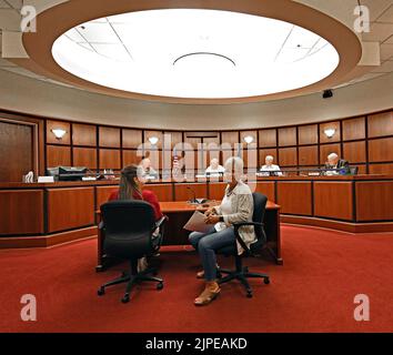 Emporia, Kansas, USA. 17. August 2022. Tammy Vopat (White Top) und Amy Jackson, die stellvertretende Bezirksbeamtin von Lyon, berichten am 17. August 2022 an den Verwaltungsrat der Kommissionsmitglieder von Lyon County in Emporia, Kansas, über die Ergebnisse der Stimmabgabe, die von der Verfassungsänderung berichtet wurde. Die Neuauszählung wurde gezwungen, nachdem zwei Privatbürger angeboten hatten, $120.000 Gebühren für die Neuauszählung zu zahlen.Kredit: Mark Reinstein/Media Punch/Alamy Live News Stockfoto