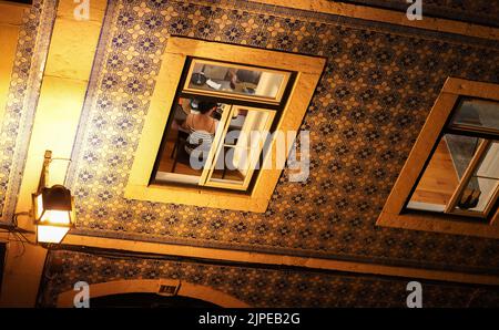 Traditionelles portugiesisches Apartment mit kunstvollen Azulejo-Fliesenwänden und Vintage-Laternen-Beleuchtung im historischen Lissabon, Bairro Alto, Portugal Stockfoto