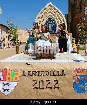 Dorfparty Königinnen auf einem Festwagen während der Feierlichkeiten zur Himmelfahrt der Jungfrau Maria 15. August 2022 Lantadilla Palencia Spanien Stockfoto