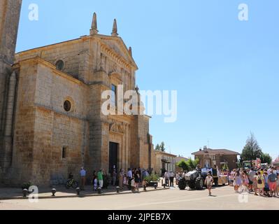 Iglesia de Nuestra Señora de la Asunción Kirche an der Himmelfahrt der Jungfrau Maria 15. August 2022 Nationale Feiertagsveranstaltung Lantadilla Palencia Spanien Stockfoto