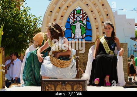 Dorfparty Königinnen auf einem Festwagen während der Feierlichkeiten zur Himmelfahrt der Jungfrau Maria 15. August 2022 Lantadilla Palencia Spanien Stockfoto