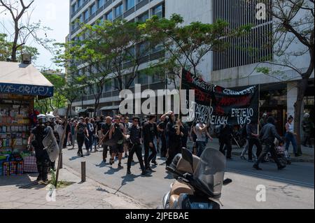 ATHEN, GRIECHENLAND - 14. MAI 2022: Demonstration von Anhängern der rechtsextremen Partei „Goldene Morgenröte“ in Athen in Griechenland Stockfoto