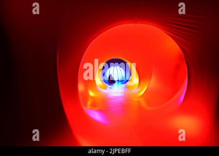 Luminarium. Aufblasbare temporäre Gebäudestruktur als Kunst, die Licht und Raum auf abstrakte Weise zeigt, Bristol Light Festival, Großbritannien Stockfoto