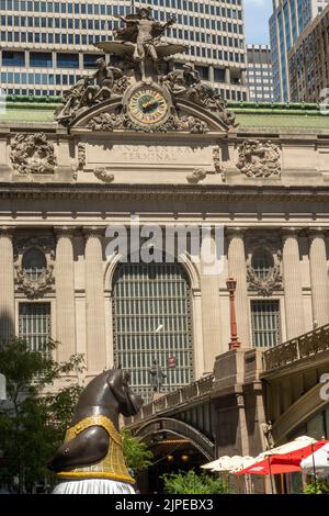 Die skurrilen Bronzestatuen von Bjorn Okholm Skaarup sind auf dem Pershing Square vor dem Grand Central Terminal, New York City, USA 2022, ausgestellt Stockfoto