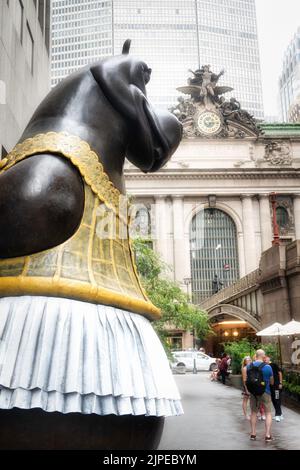 Die skurrilen Bronzestatuen von Bjorn Okholm Skaarup sind auf dem Pershing Square vor dem Grand Central Terminal, New York City, USA 2022, ausgestellt Stockfoto