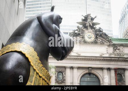 Die skurrilen Bronzestatuen von Bjorn Okholm Skaarup sind auf dem Pershing Square vor dem Grand Central Terminal, New York City, USA 2022, ausgestellt Stockfoto