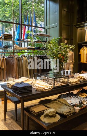 Todd Snyder Store im Channel Gardens Shopping Plaza, Rockefeller Center, 2022, USA Stockfoto