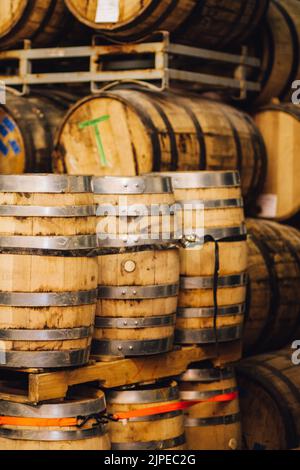 Whiskey Barrel im rick House Stockfoto