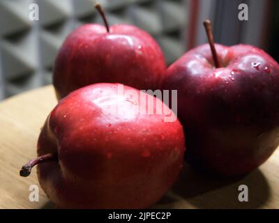 Drei große rote Äpfel. Früchte aus nächster Nähe. Red Chief Äpfel. Stockfoto