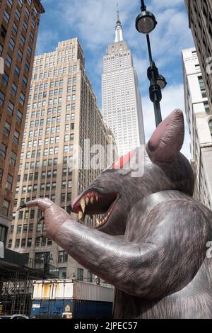 „Scabby“ ist eine aufblasbare Riesenrat bei den Demonstrationen der Union, E. 34. Street mit dem Empire State Building im Hintergrund, New York City, USA 2022 Stockfoto