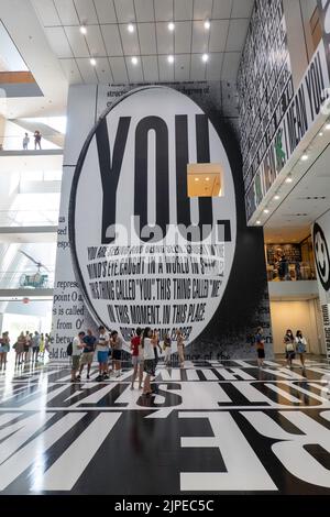 „Denkt an Euch. I Mean Me. I Mean You." Ausstellung von Barbara Kruger im Museum of Modern Art in New York City, USA 2022 Stockfoto